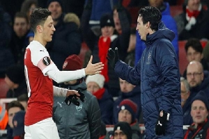 Emery và Oezil, chìa khóa cho đà thăng tiến của Arsenal