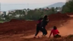 Đắk Lắk: Phẫn nộ trước clip 3 nữ sinh dùng mũ bảo hiểm đánh bạn túi bụi