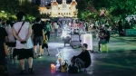 Còn đâu phố đi bộ Nguyễn Huệ: Hàng rong bủa vây, ghế nhựa tràn lan lối đi cho khách ngồi ăn uống