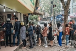 Quán chè cứ Tết Hàn thực người Hà Nội lại xếp hàng dài, chờ đến 30 phút để mua bánh trôi, bánh chay