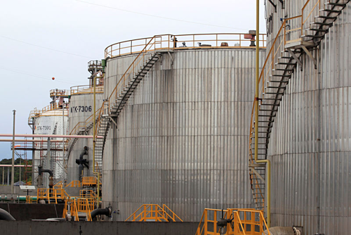 Các thùng chứa dầu ở Colombia. Ảnh: Reuters