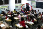 Phẫn nộ cảnh thầy giáo dùng chân đá 2 học sinh ngay trong lớp học