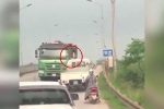 Clip: Phát hiện tài xế xe tải cố tình cho xe chạy lùi để bỏ trốn, chiến sĩ CSGT trèo lên cửa xe yêu cầu xuống làm việc
