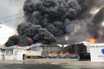Cháy cực lớn ở khu công nghiệp, cột khói đen khổng lồ bốc cuồn cuộn