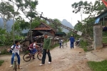 Lốc xoáy khiến 16 nhà dân bị hư hỏng