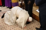 Giáo hoàng quỳ gối hôn chân các lãnh đạo Nam Sudan