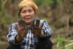 Người phụ nữ 35 năm mưu sinh bằng nghề chặt lá chuối