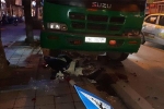 Hà Nội: Xe chở rác tông liên hoàn xe máy và xe con dừng đèn đỏ, 1 người gãy chân