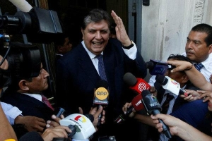 Cựu tổng thống Peru tự bắn vào đầu sau khi cảnh sát tới nhà