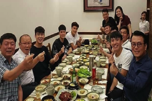 Đình Trọng, Quang Hải thả tim cực đáng yêu khi đi ăn tối cùng HLV Park Hang-seo