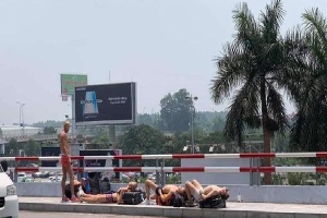Giữa trưa nóng trên 40 độ C, 4 du khách nước ngoài vẫn vô tư cởi trần nằm phơi nắng ở sảnh sân bay Nội Bài
