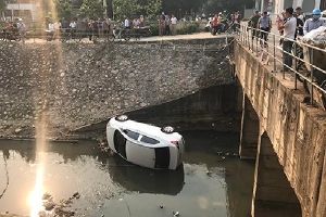 Ba người thoát nạn khi ô tô lao xuống mương nước ở Hà Nội