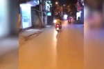 Nữ tài xế lái xe máy lạng lách giữa đường Hà Nội đầy xe cộ
