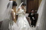 Người Nhật đua nhau làm đám cưới khi Thái tử lên ngôi
