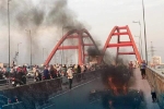 Cháy xe máy trên cầu Bình Lợi, giao thông ùn tắc hơn 2 km