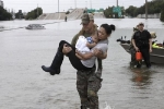 Ảnh đặc nhiệm Mỹ bế mẹ con gốc Việt thành biểu tượng trong bão Harvey