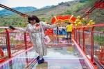 Hàng trăm du khách hào hứng tham quan cầu kính đầu tiên tại Việt Nam