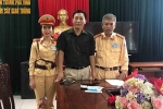 Cảnh sát giao thông Nghệ An trả lại 30 triệu đồng cho người đánh rơi