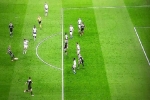 7 cầu thủ Tottenham đứng hình trước pha phối hợp của Ajax