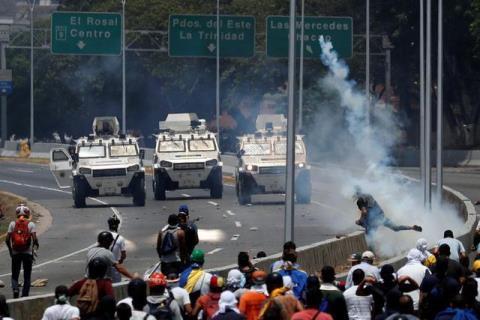 Xe bọc thép của quân đội Venezuela xuất hiện trấn áp người biểu tình.