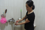 Người dân chung cư Hà Nội khổ sở vì nước sinh hoạt có màu vàng đục