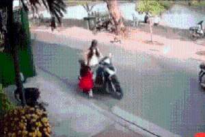Thót tim clip: Mẹ quên tắt máy, con gái nghịch dại vặn tay ga phóng xe vun vút khiến bé ngã nhào ra đường