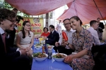 Công chúa Thụy Điển thưởng thức bún bò Nam Bộ ở vỉa hè Hà Nội