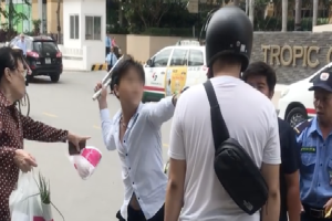 Clip: Nam tài xế chửi bới, cầm côn nhị khúc đánh về phía người đàn ông Nhật Bản trên phố Sài Gòn sau va chạm giao thông