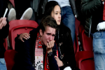Chàng thanh niên hâm mộ Ajax gục khóc nức nở trong vòng tay bạn gái sau thất bại nghiệt ngã ở bán kết Champions League