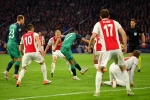 Hậu vệ Ajax phá bóng trong tay thủ môn đội nhà giúp Tottenham ghi bàn