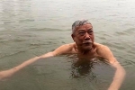 Cụ ông 91 tuổi ngày nào cũng bơi 10 km qua sông Hồng