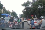 Người phụ nữ ngoại quốc chặn đầu ô tô lấn làn để phân luồng giao thông
