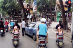 Clip: Mẹ dán logo 'đã uống rượu bia, không lái xe' rồi chở con gái đầu trần vượt đèn đỏ trên đường phố Hà Nội khiến nhiều người bức xúc