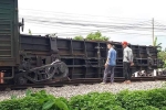 Tàu trật bánh lật toa xe ở Nam Định, đường sắt Bắc - Nam tê liệt