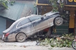 Ô tô Mercedes mất lái ‘trèo’ lên cây bàng, người dân giải cứu tài xế đưa đi cấp cứu