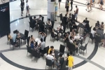 Nhiều người Hà Nội vào nằm ngồi la liệt để tránh nóng, Aeon Mall lập tức bổ sung thêm bàn ghế để phục vụ khách hàng