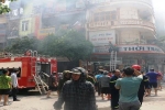 Nhà 4 tầng cháy dữ dội, hàng trăm người tập trung gây khó cho cảnh sát PCCC