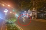 Bò 'điên' gây náo loạn đường phố, húc 6 người bị thương