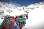 Tắc đường đến chết ở Everest: Thỏa mãn niềm đam mê hay chỉ là 'check-in' cho bằng thiên hạ cùng góc khuất đáng sợ 'mạnh ai nấy sống'