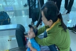 Bé trai bị kẹt tay vào thang cuốn tại sân bay Phú Quốc
