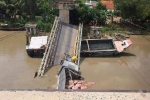 Cần cẩu bị gãy đôi, đổ sập khi đang trục vớt xe tải bị rơi xuống sông trong vụ sập cầu ở Đồng Tháp