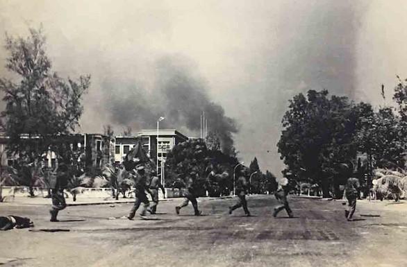 Bộ đội Quân đoàn 4 tiến vào giải phóng thủ đô Phnom Penh. Ảnh tư liệu.
