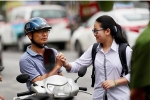 Thi vào lớp 10 ở Hà Nội: Phụ huynh 'đội mưa' đưa con đi thi từ mờ sáng