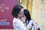 Mẹ con ôm nhau khóc sau giờ thi toán lớp 10 ở Hà Nội