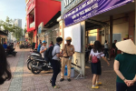 Clip đẹp: Hai chiến sỹ CSGT đứng trước cổng trường phát nước miễn phí cho thí sinh và phụ huynh ở Sài Gòn