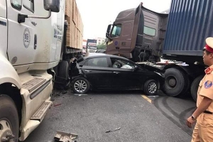 Tai nạn liên hoàn ở Bắc Ninh, ôtô Hyundai bị kẹp giữa 2 xe đầu kéo