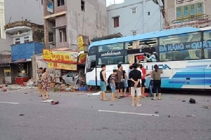 Xe khách lao thẳng vào nhà dân, 4 người thương vong tại Nam Định
