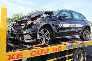 Mercedes chạy thử gây tai nạn liên hoàn