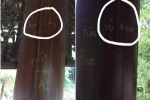 Xuất hiện nhiều 'bút tích' xấu xí và phản cảm trên cột gỗ chùa Côn Sơn khiến cộng đồng mạng ngán ngẩm