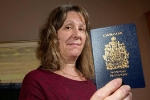 Hành khách phải bỏ cả chuyến bay vì một đốm mờ trên hộ chiếu